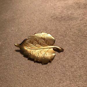 Vintage gold tone leaf brooch